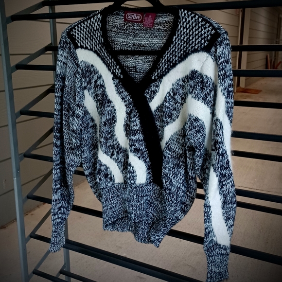 Ginenne Vintage 80's V-Neck Wrap Knit Sweater - Picture 5 of 6